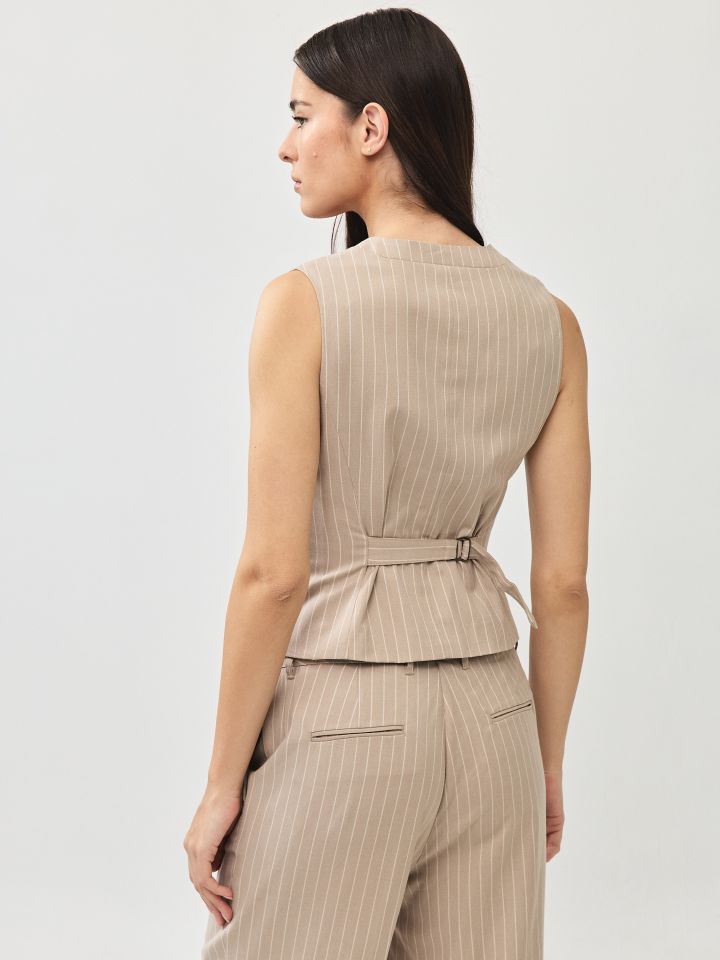 וסט פסים בצבע קאמל