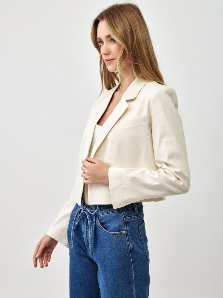 ג’קט מראה פישתן קצר בצבע שמנת