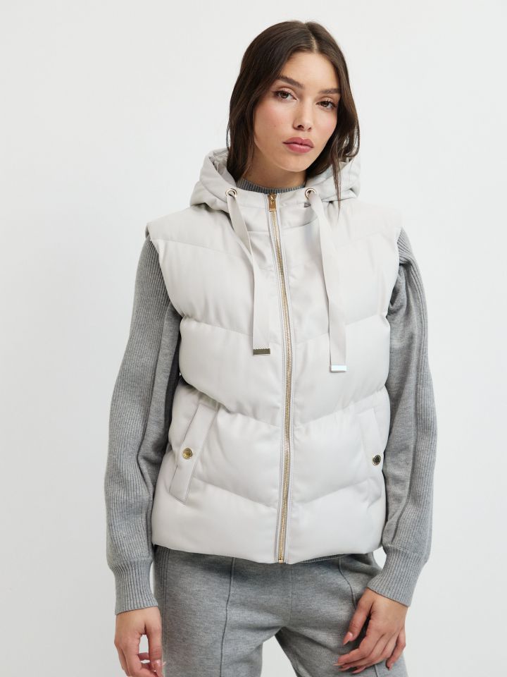 וסט דמוי עור קפוצ’ון בצבע אבן