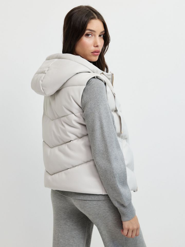 וסט דמוי עור קפוצ’ון בצבע אבן