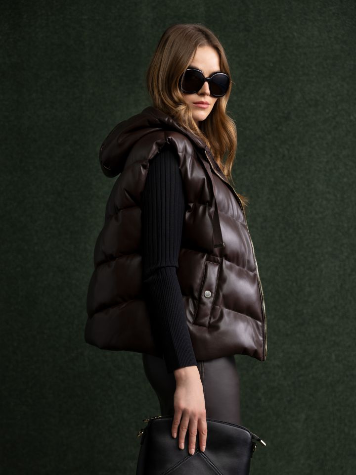 וסט דמוי עור קפוצ’ון בצבע קפה