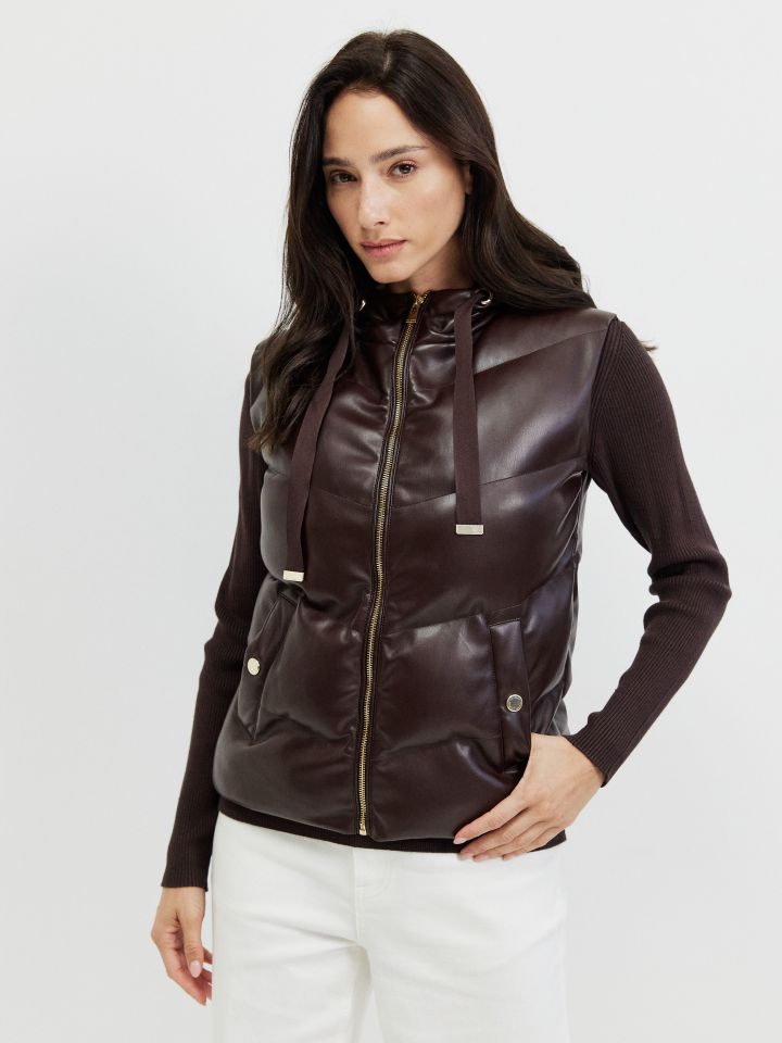 וסט דמוי עור קפוצ’ון בצבע קפה