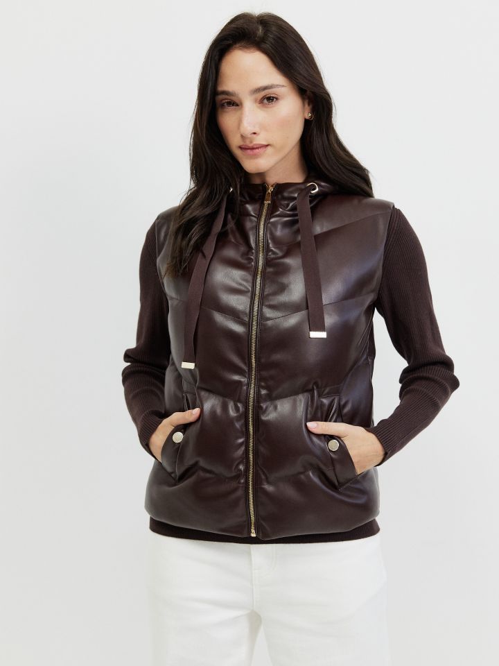 וסט דמוי עור קפוצ’ון בצבע קפה