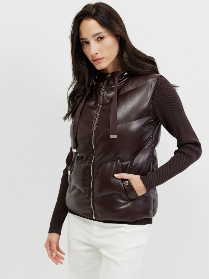 וסט דמוי עור קפוצ’ון בצבע קפה