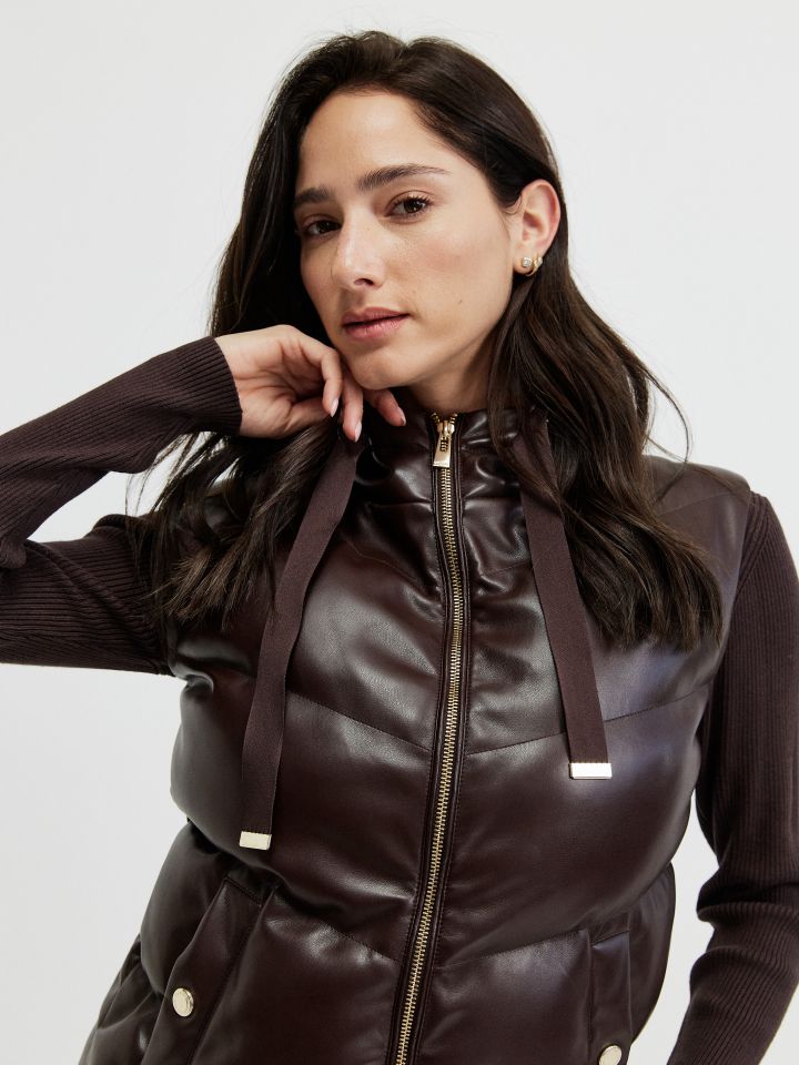 וסט דמוי עור קפוצ’ון בצבע קפה