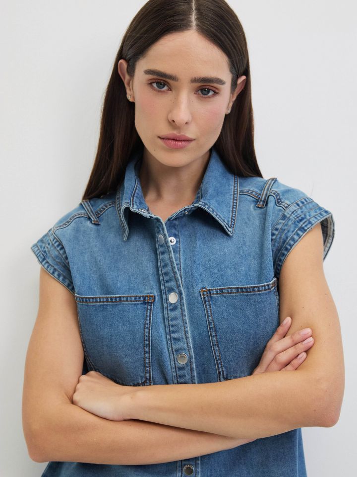 וסט ג’ינס כיסים בצבע ג’ינס