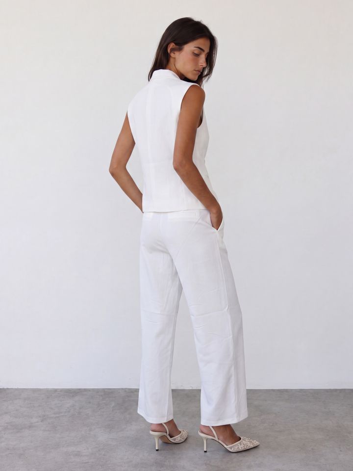 וסט כפתורים ROMI בצבע לבן