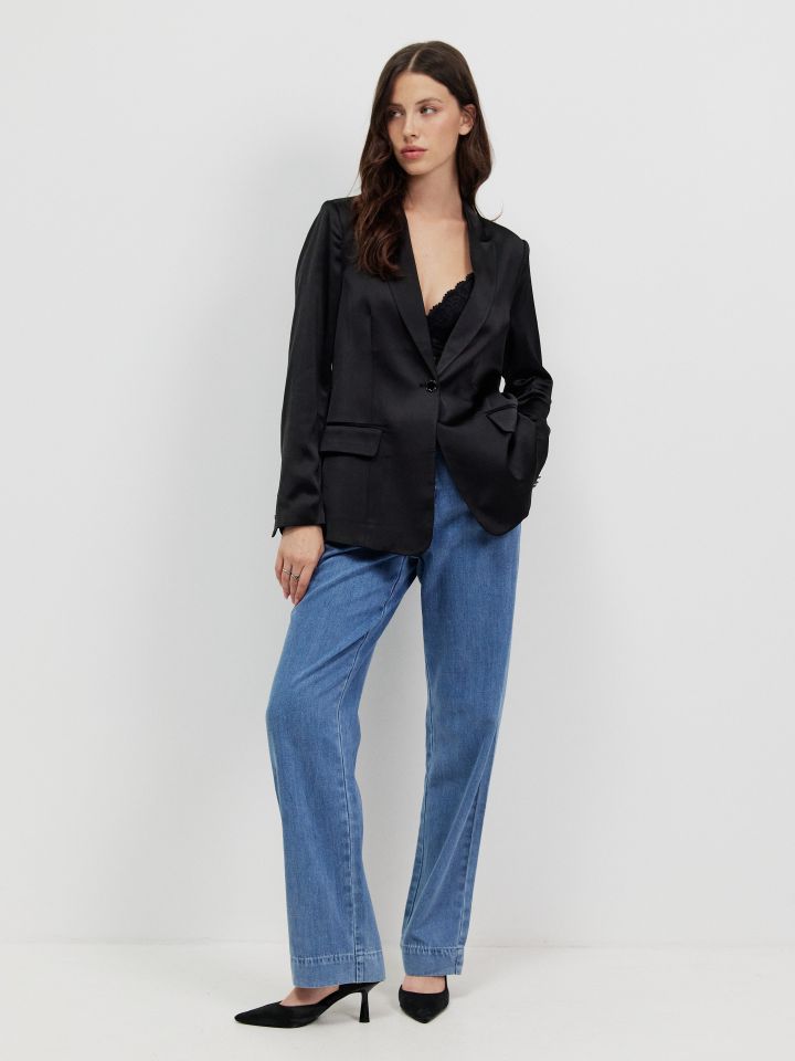 ג’קט כיסים סטן בצבע שחור