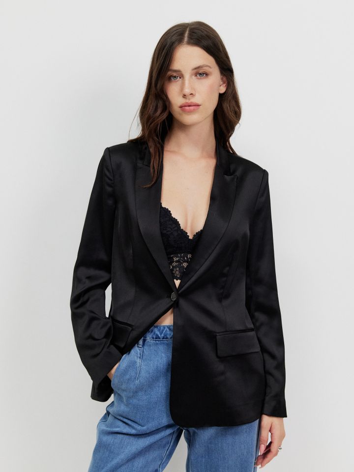 ג’קט כיסים סטן בצבע שחור