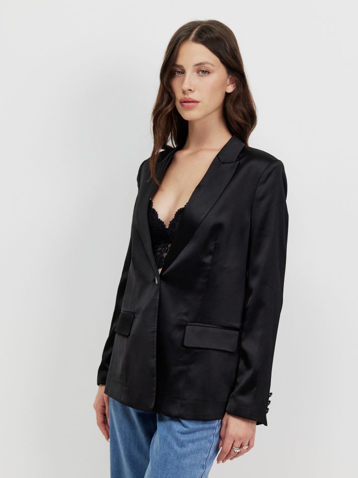 ג’קט כיסים סטן בצבע שחור