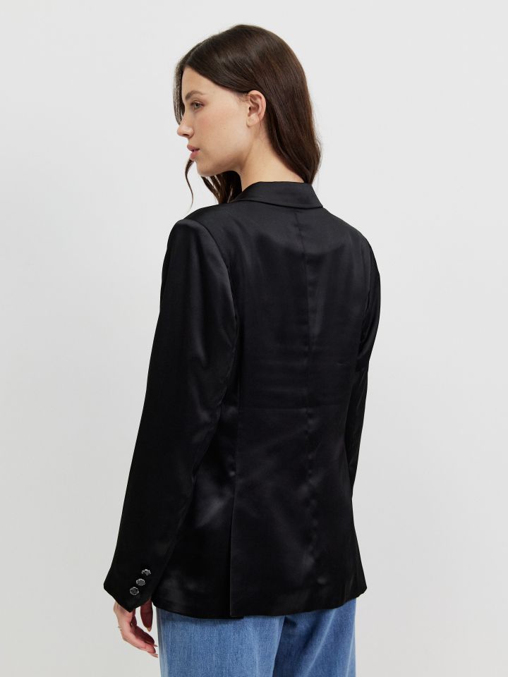 ג’קט כיסים סטן בצבע שחור