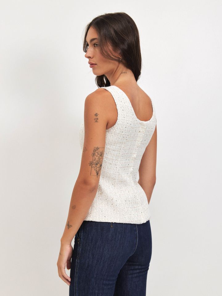 וסט לורקס כפתורים בצבע אופוויט