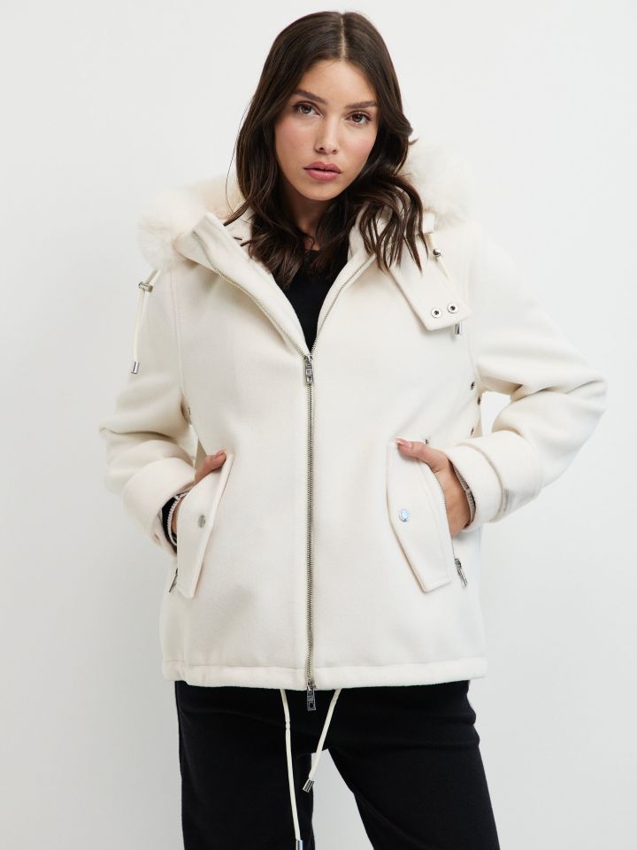 מעיל קפוצ’ון מראה פרווה בצבע אופוויט