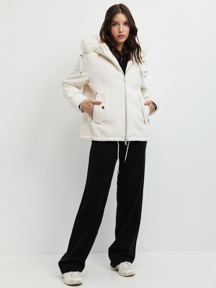 מעיל קפוצ’ון מראה פרווה בצבע אופוויט