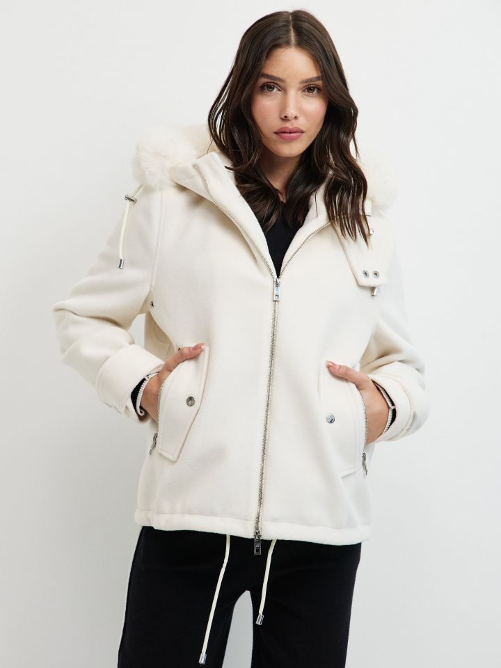 מעיל קפוצ’ון מראה פרווה בצבע אופוויט