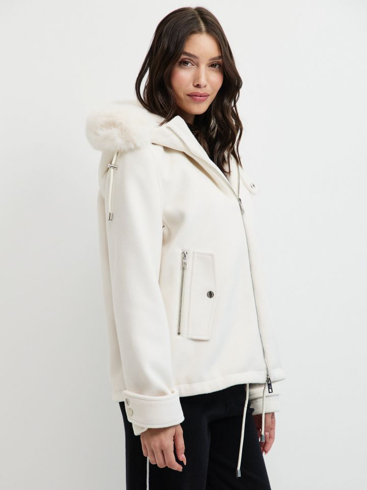 מעיל קפוצ’ון מראה פרווה בצבע אופוויט