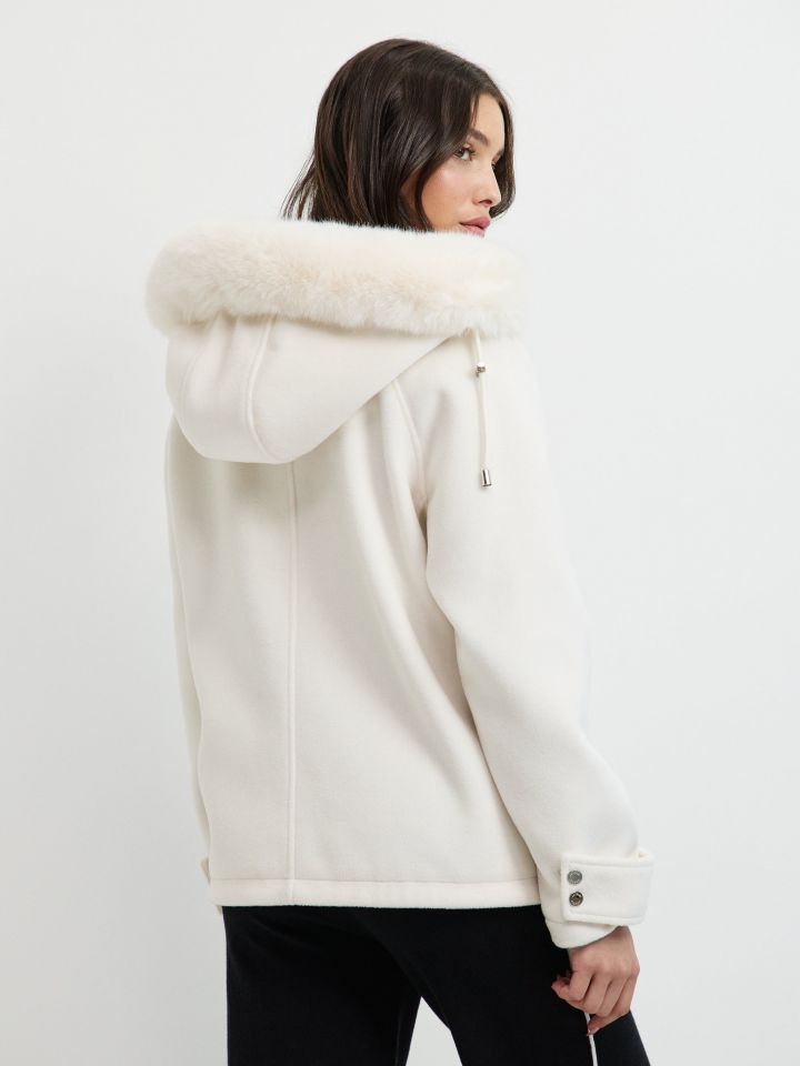 מעיל קפוצ’ון מראה פרווה בצבע אופוויט