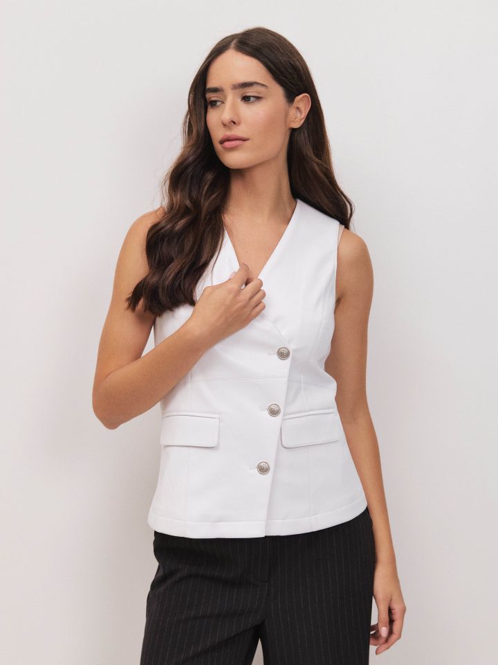 וסט דמוי עור כפתורי אלכסון בצבע לבן