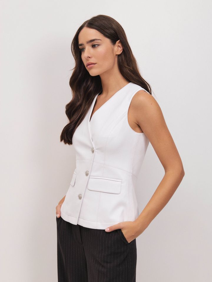 וסט דמוי עור כפתורי אלכסון בצבע לבן