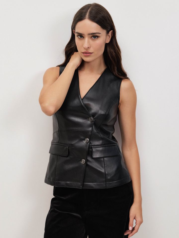 וסט דמוי עור כפתורי אלכסון בצבע שחור