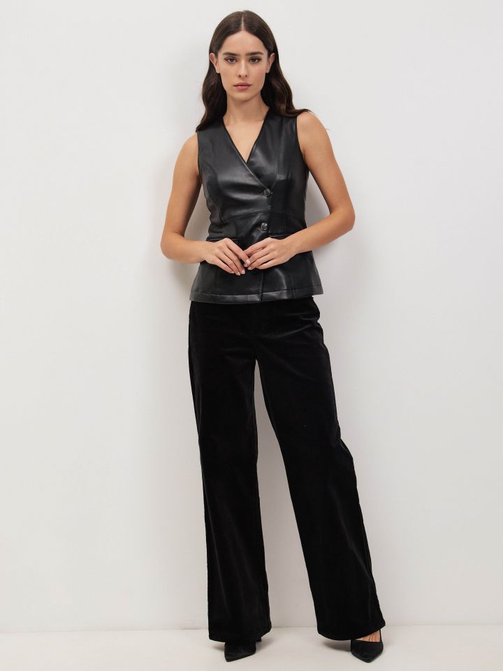 וסט דמוי עור כפתורי אלכסון בצבע שחור