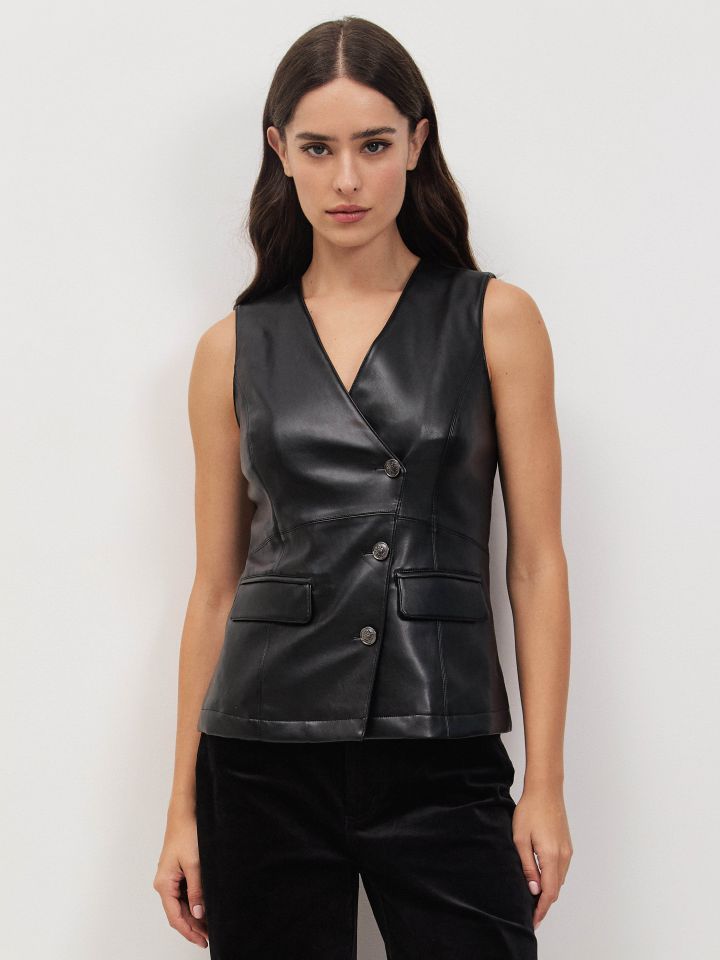 וסט דמוי עור כפתורי אלכסון בצבע שחור