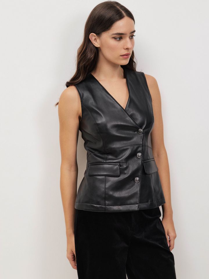 וסט דמוי עור כפתורי אלכסון בצבע שחור