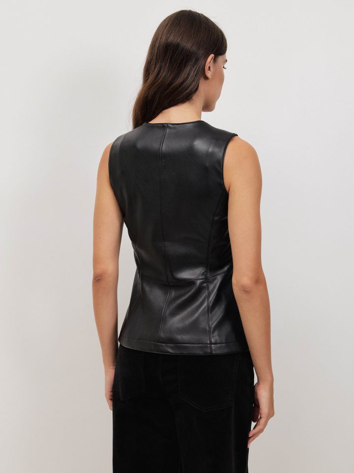 וסט דמוי עור כפתורי אלכסון בצבע שחור