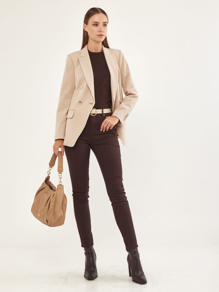 ג’קט כפתורי זהב בצבע בייז’