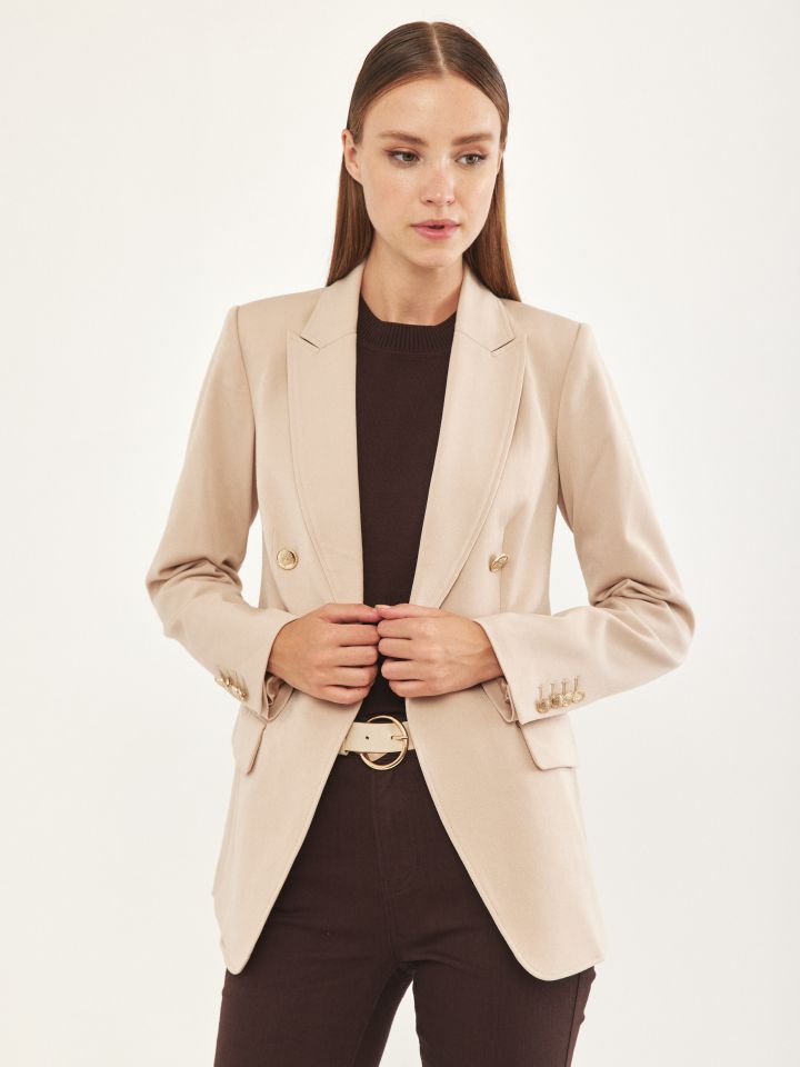 ג’קט כפתורי זהב בצבע בייז’