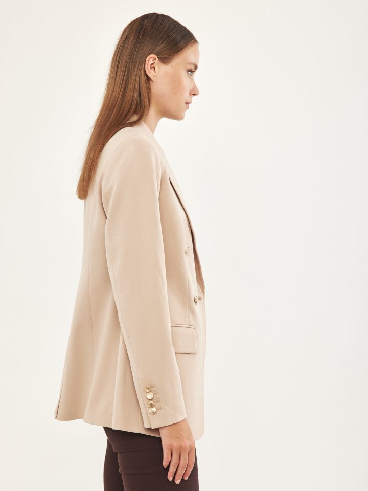 ג’קט כפתורי זהב בצבע בייז’