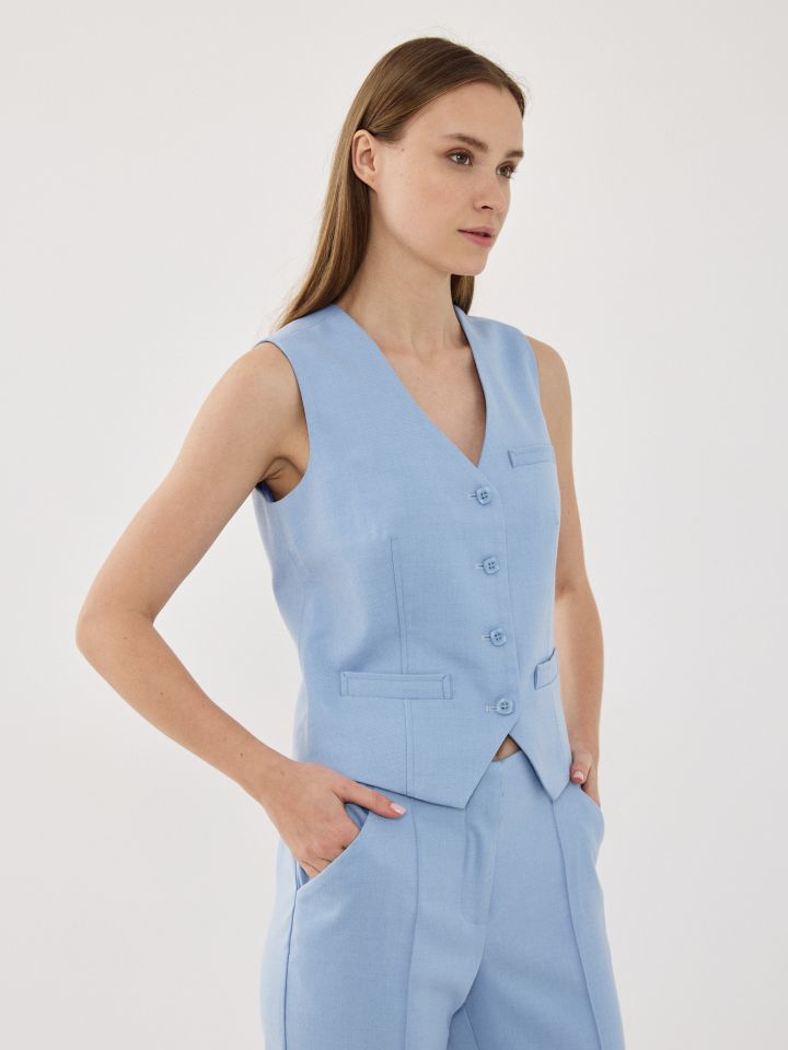 וסט כפתורים בצבע כחול מעושן