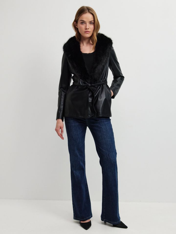 מעיל דמוי עור עם פרווה בצבע שחור