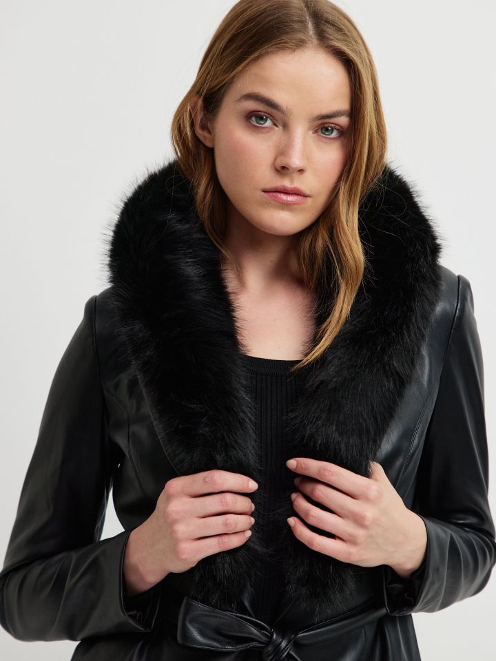 מעיל דמוי עור עם פרווה בצבע שחור