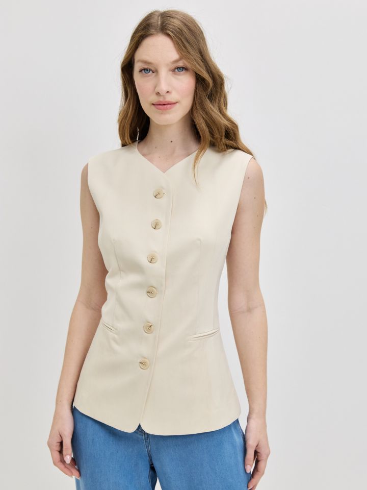 וסט כפתורים ROMI בצבע בייז’