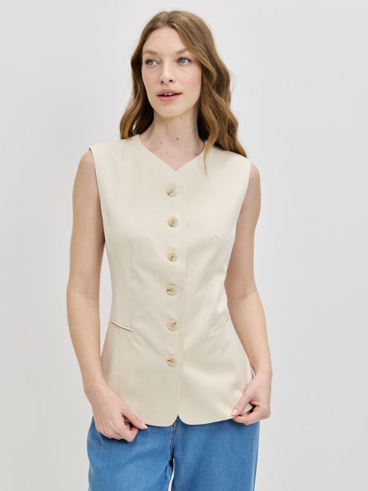 וסט כפתורים ROMI בצבע בייז’