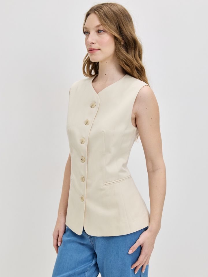 וסט כפתורים ROMI בצבע בייז’