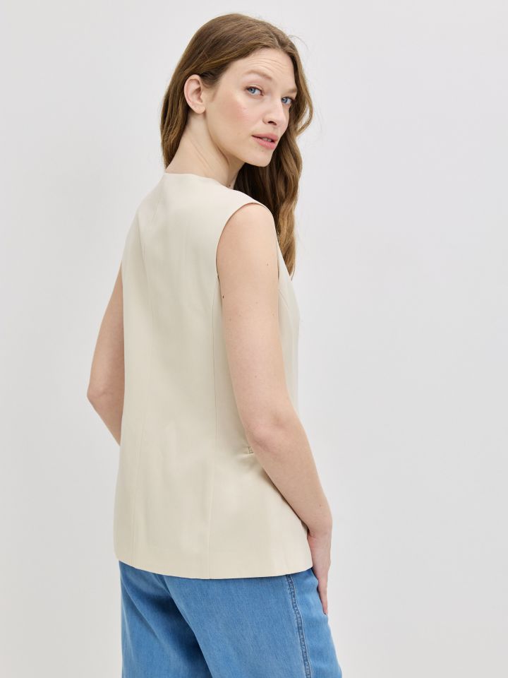 וסט כפתורים ROMI בצבע בייז’