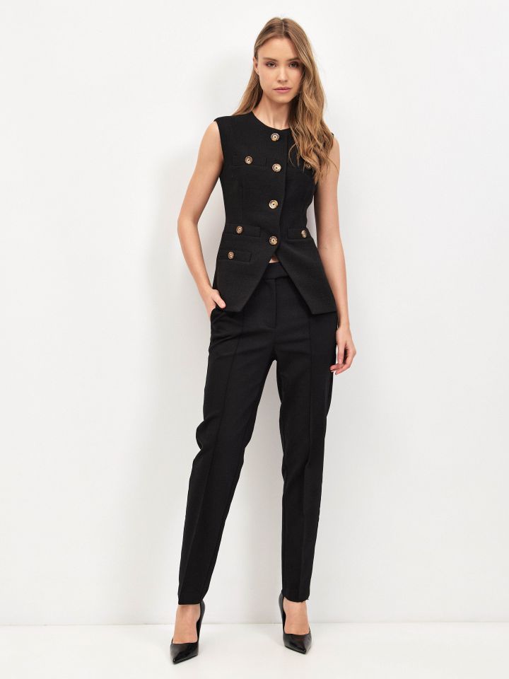 וסט כפתורים SHIRA בצבע שחור