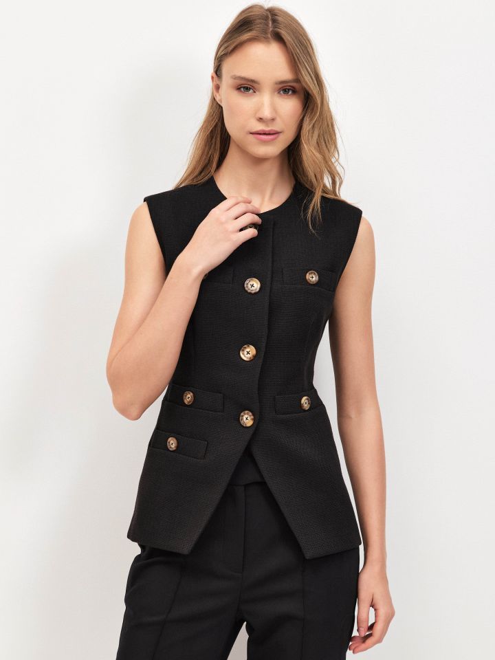 וסט כפתורים SHIRA בצבע שחור