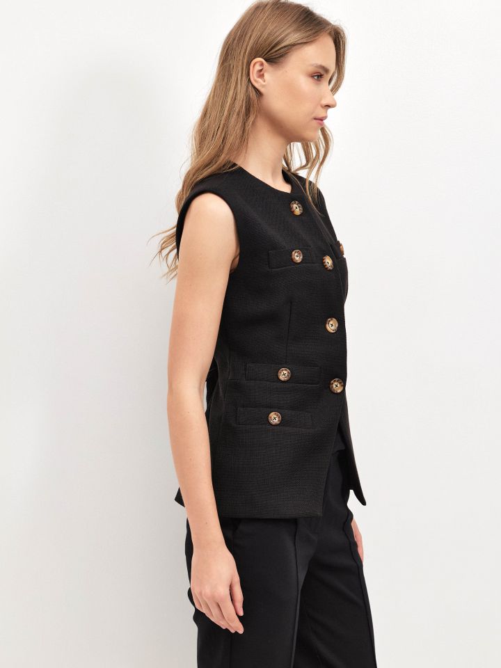 וסט כפתורים SHIRA בצבע שחור