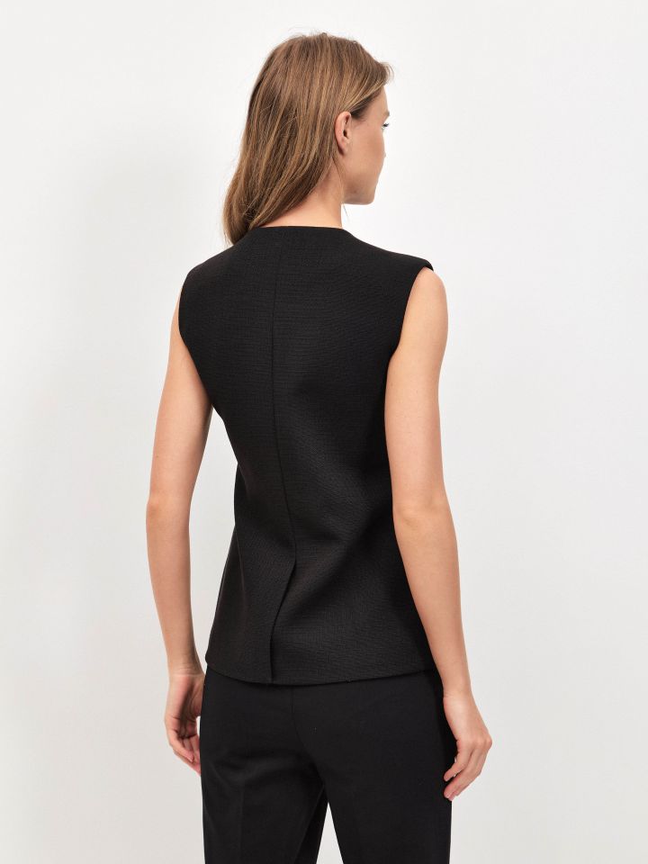 וסט כפתורים SHIRA בצבע שחור