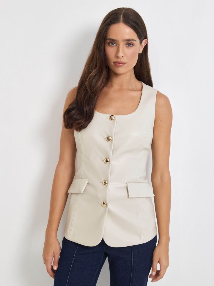 וסט דמוי עור כפתורי זהב בצבע אבן