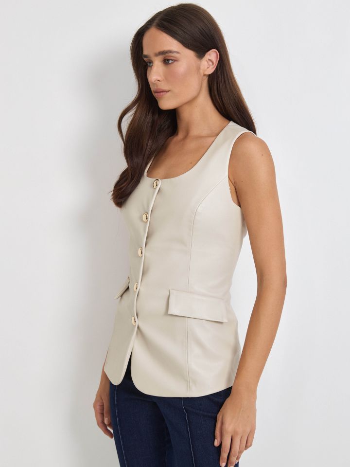 וסט דמוי עור כפתורי זהב בצבע אבן