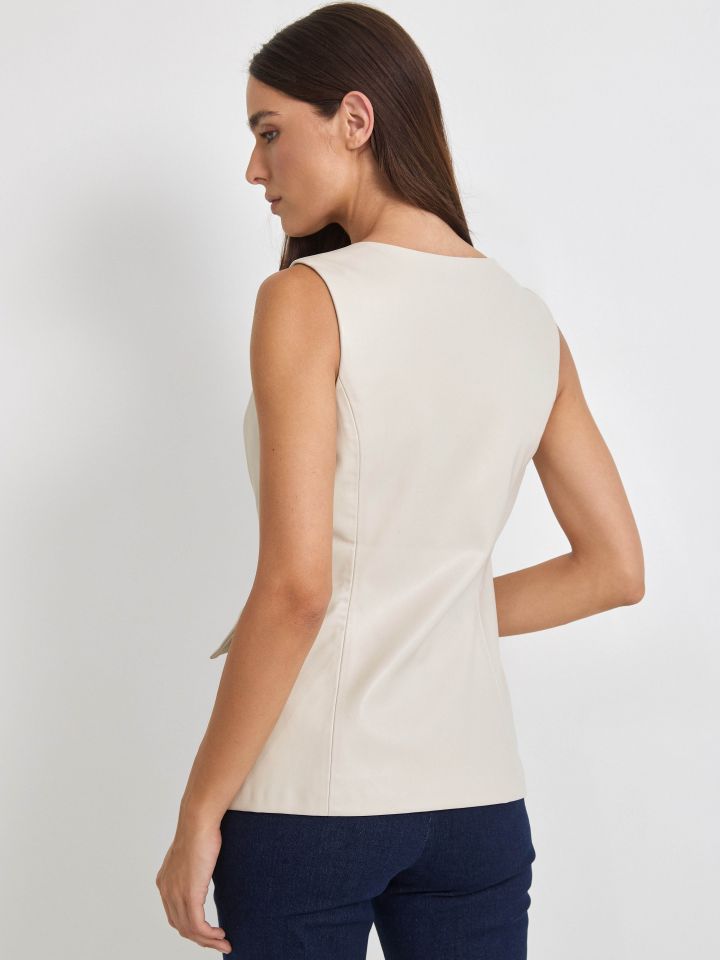 וסט דמוי עור כפתורי זהב בצבע אבן