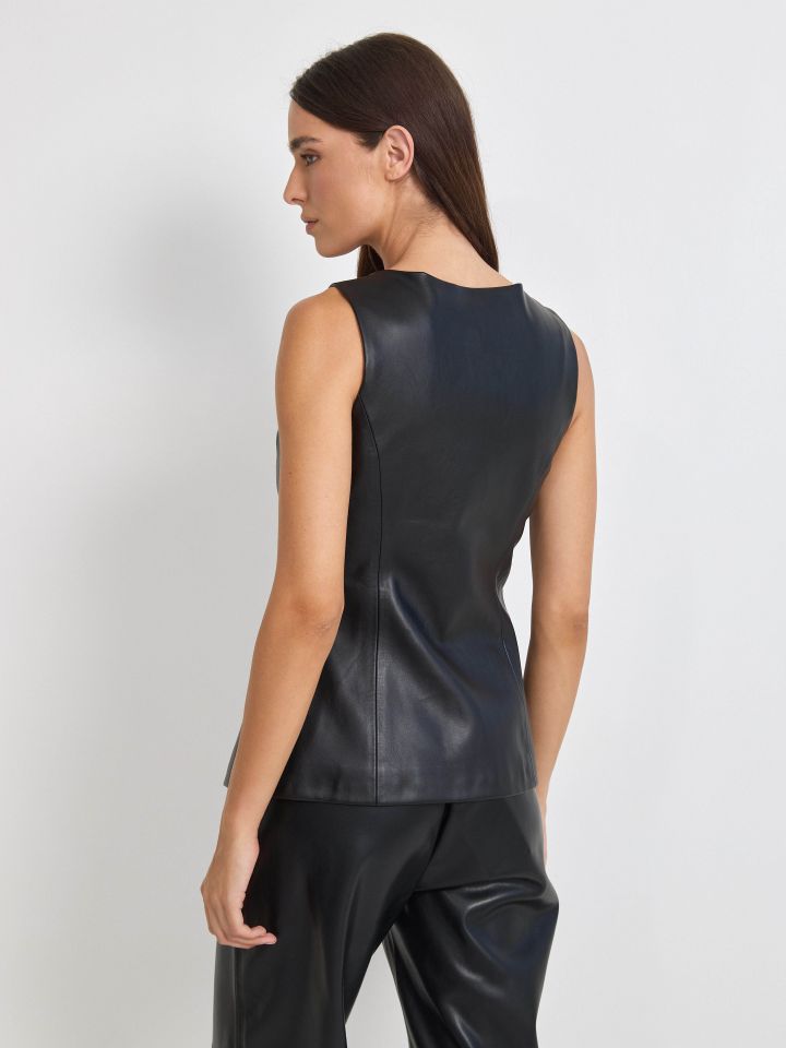 וסט דמוי עור כפתורי זהב בצבע שחור