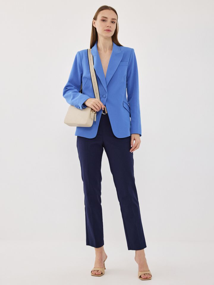 ג’קט כיסים באלכסון בצבע כחול סקאי