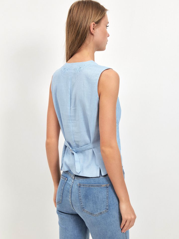 וסט מראה פישתן ריקמות בצבע תכלת אורלי