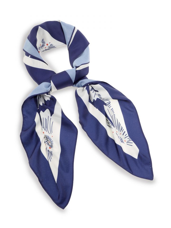 מטפחת פרחים בצבע כחול