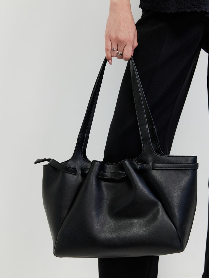 תיק יד קפלים בצבע שחור